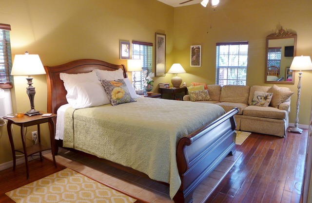 Quiet, private studio apt, screened porch, covered parking, garden sitting area!