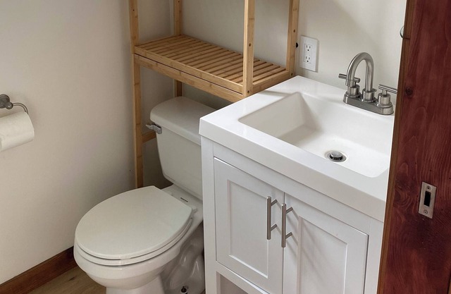 Quiet, serene getaway in the countryside. 10min from the town of Sebastopol.