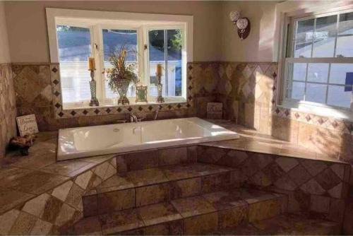 Quiet, Upscale 3 bedroom close to town