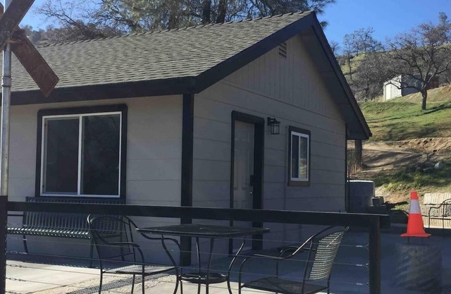 "Quinn"tessential RailFan Accommodations 4 People 13& up.n2 Bedroom, 1 Bathroom