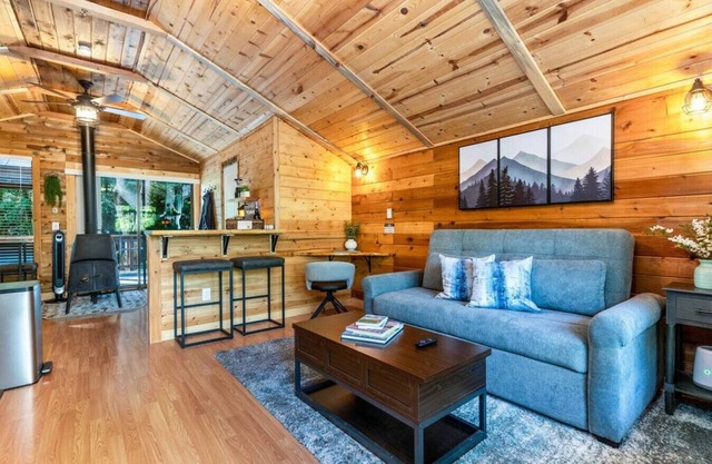 R&R Creekside Cabin -Hot Tub, AC, near Mt Rainier! Ashford, WA