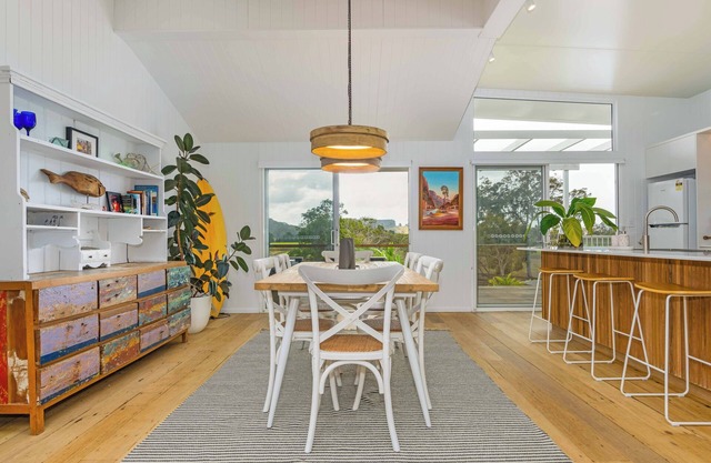 Rail Trail Retreat - Artisan Rural home - 5 mins only to pristine beaches!