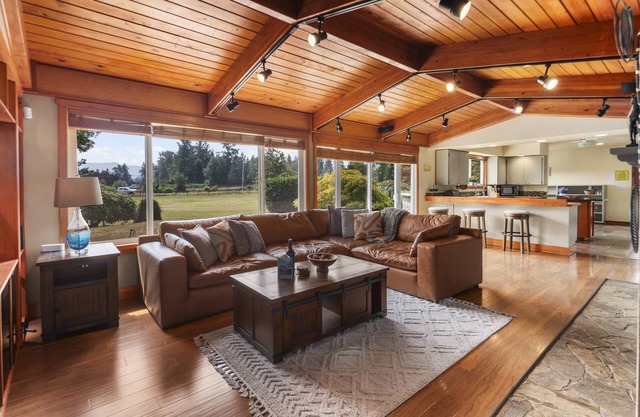 Rainier Ranch & Poolside Escape