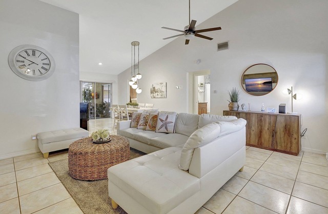 RARE FIND COASTAL COZY BRIGHT 2BR 2BATH HOME! 10MINS AWAY TO THE BEACH!