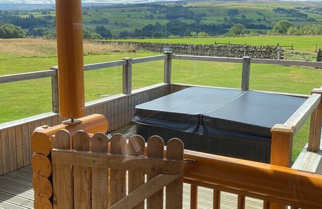 Real Log cabin with hot tub and fire pit. Pet friendly.