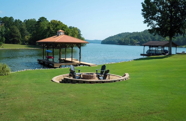 Rector Creek Retreat, Perfect for Football Weekends & Lakeside Relaxation
