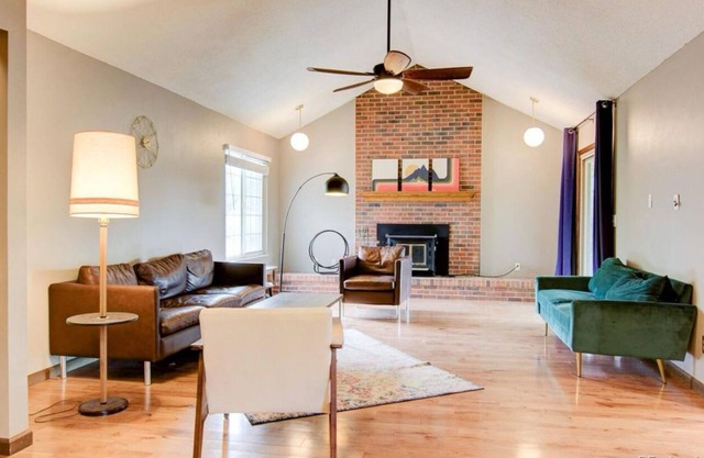 Red Rocks, Family Friendly Yard & Cul-de-sac, Chefs Kitchen to Host the Holidays