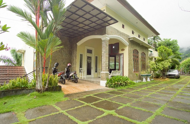 RedDoorz Syariah near Ngade Lake
