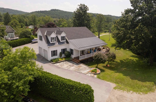 Relax by "The Water's Edge" & enjoy amazing views and year round fun! 3BR/1BA