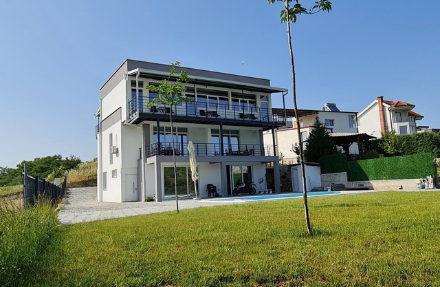 Relax in Style-Modern Lake Apartments in a Quiet Setting