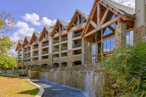 Relax surrounded by nature in this 1BD resort condo with resort amenities