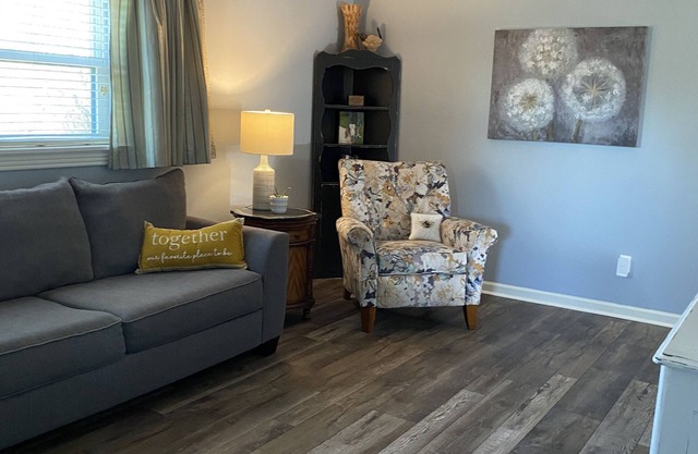 Relaxing 3 bedroom cedar barn apartment on small bee farm in the heart of Katy