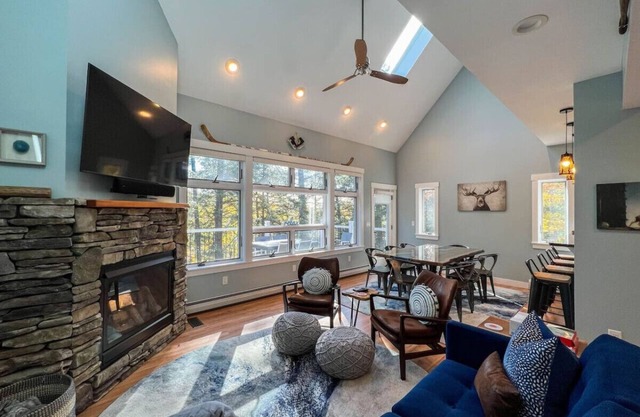 Relaxing Riverside | Minutes to Hiking + Rivers!