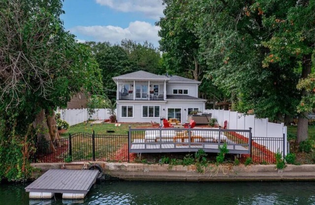 Relaxing Riverside Stay w HotTub