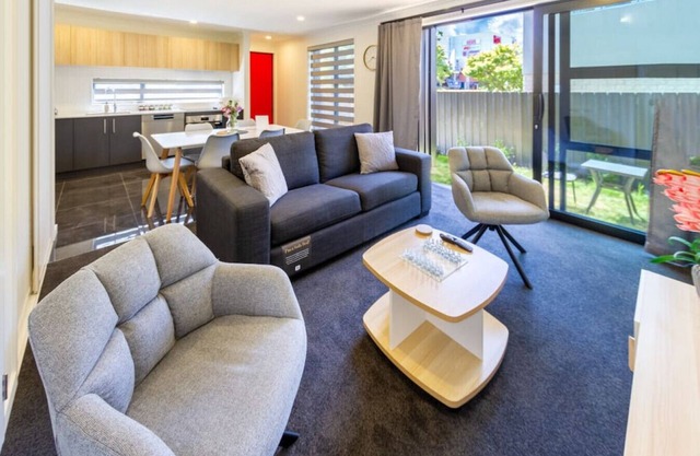 Relaxing stay across from Westfield mall Sleeps 6