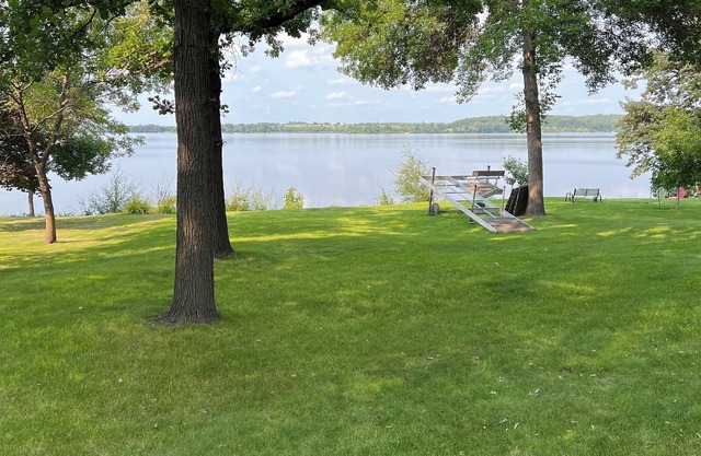 Remodeled 4-bedroom Lake house with WiFi and AC in Barrett, MN Sleeps 12!