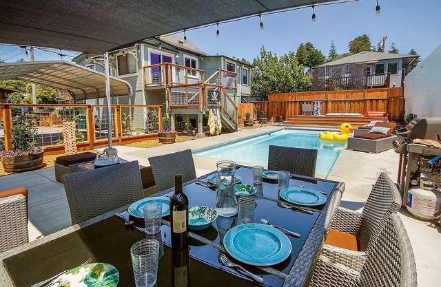 Remodeled Victorian Cottage, Pool and Hot Tub, In Town