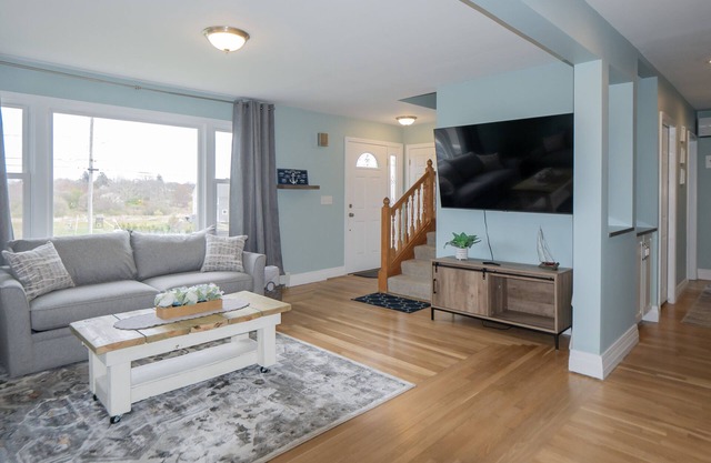 Renovated 2 Bed Private Home Newport-Middletown Sleeps 6