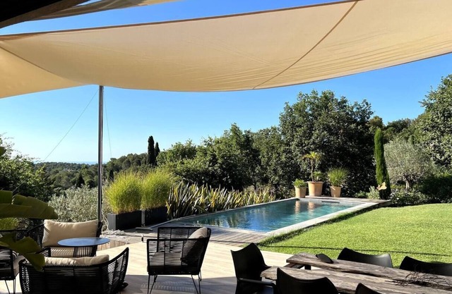 Renovated house with pool, spa and large terrace in a quiet location