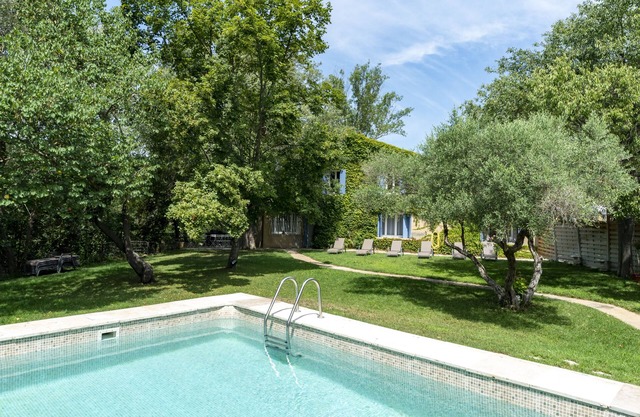 rental in the heart of Provence with private pool secured