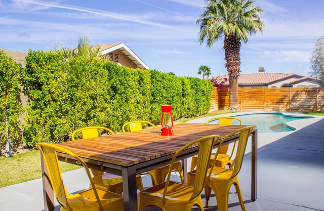 ★Resort-Like Midcentury, Big Pool & Awesome Mountain Views!★