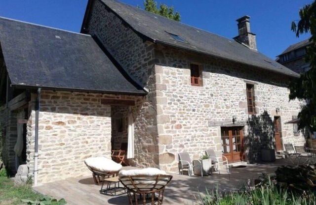 Restored 19th-century farmhouse between nature and village with all amenities.