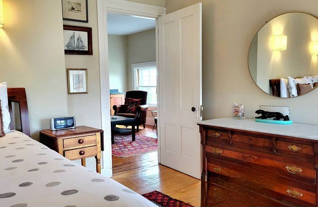 Right on Broadway - Sunny, Private Apartment