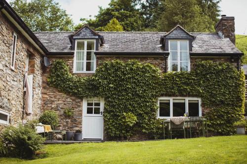 River Cottage, a luxurious and cosy riverside cottage for two