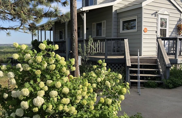 River Hacienda #2 - Private Daylight Basement Apt with view of Missouri River