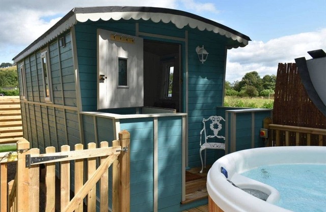 River View 4 is a two berth unit in the style of a beautiful Gypsy hut.