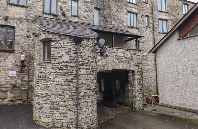 RIVER WALK, family friendly, character holiday cottage in Kendal