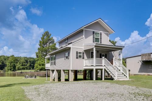 Riverfront Family Retreat with Yard in Saint Amant