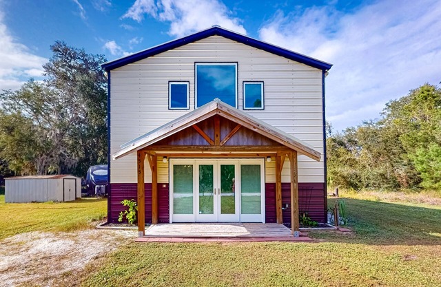 Riverfront home with internet, washer and dryer, and perfect for kayaking
