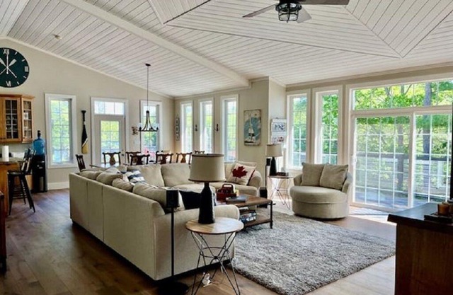 Riverside cottage w/hot tub, firepit, indoor bar, and much more