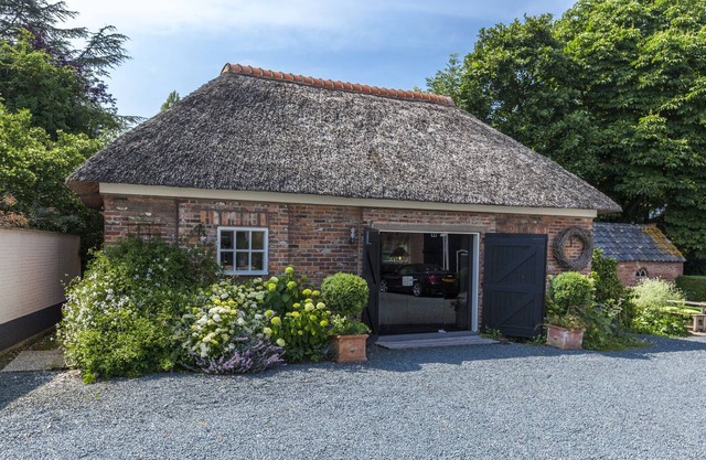 Romantic cottage for two people, quietly located on the edge of the historic city of Middelburg, the beach easily accessible by bicycle