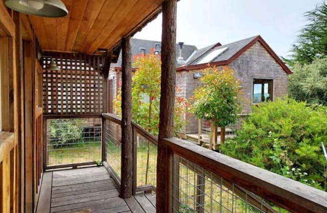 Romantic Garden Cottage with private outdoor hot tub