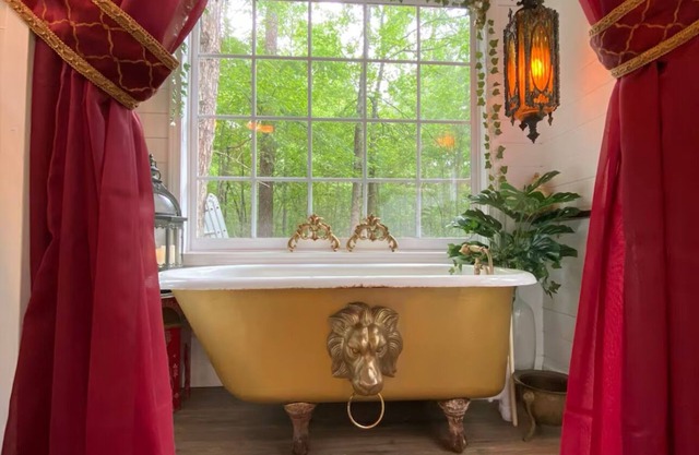 Romantic Tiny House for Two w/Clawfoot Tub Near Lake Oconee