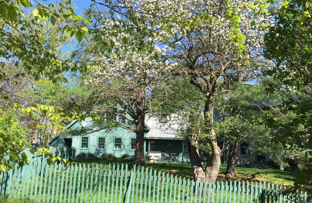 Room for 10. Only 8 lakeside miles to Cooperstown/3 miles to Glimmerglass Opera.