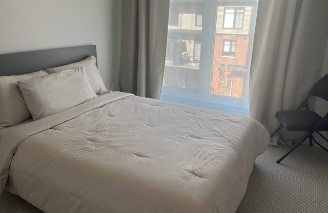 Room in Ottawa close to the airport