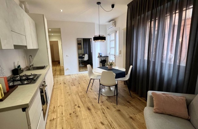 Roomy apartment of 50 sqm located on the ground floor (steps to access), can accommodate up to 4 people.The accommodation is located near the city center of Mantua, in just 15 minutes walk you can reach all the main attractions and the area is served by