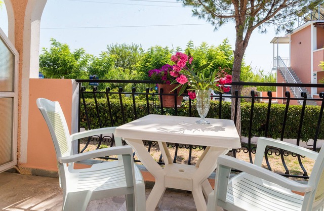 Roussa's Studios and Apartments