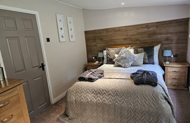 Rowan Tree Lodge with Hot Tub, a beautiful Woodland Retreat in Shropshire