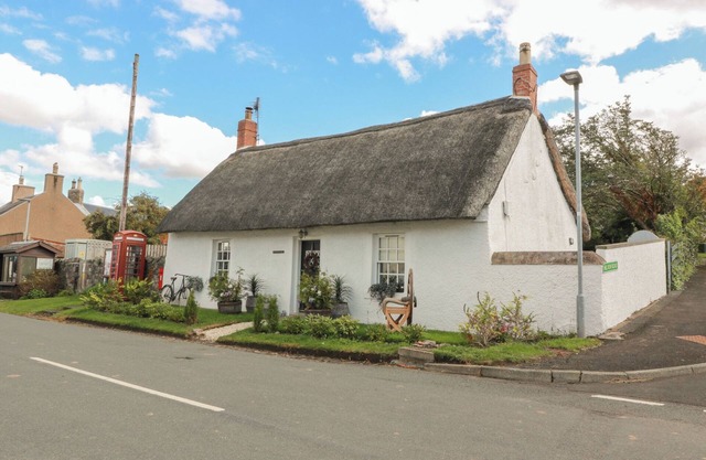 ROWANTREE COTTAGE, pet friendly in Town Yetholm And Kirk Yetholm