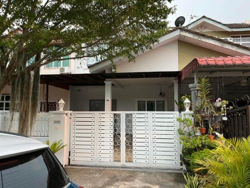 Rumah Armand Masjid Tanah Melaka 4BR Fully Aircond