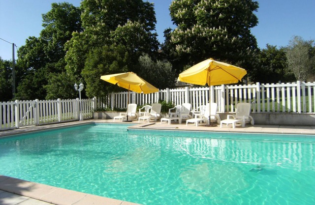 Rural cottage Lapeyrotte with pool and sleeps 16 in Pays de Serres-Quercy