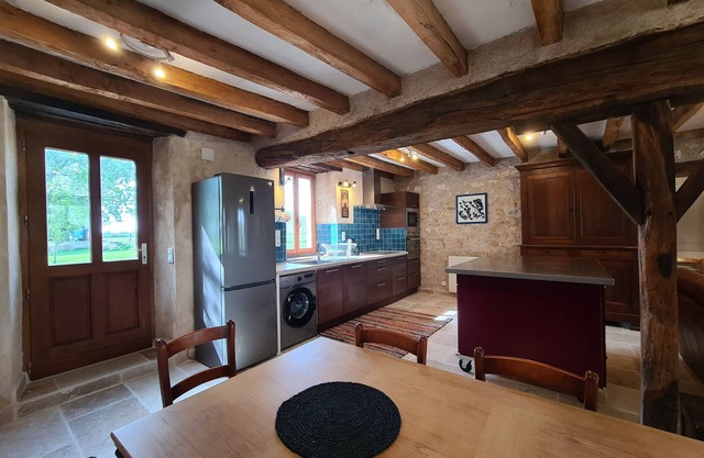 Rustic Berry Retreat: 4 En-Suite BRs, Fiber, Terrace, and Equestrian-Friendly!