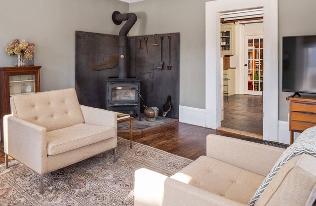 Rustic Cabin 5 Bedroom with Indoor Fireplace