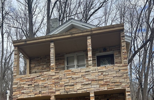 Rustic, king bed. Pets welcome! Close to shopping, hospitals, restaurants, etc.