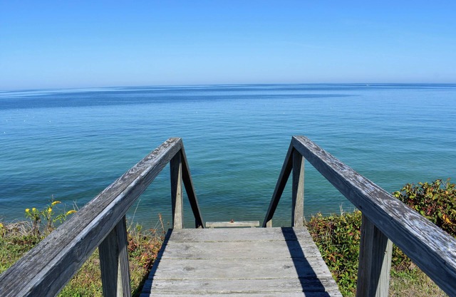 Rustic Oceanfront Retreat with Private Beach and Expansive Deck