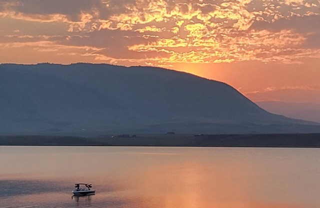 Rustic Wyoming Lake Cottage with nMountains Views.